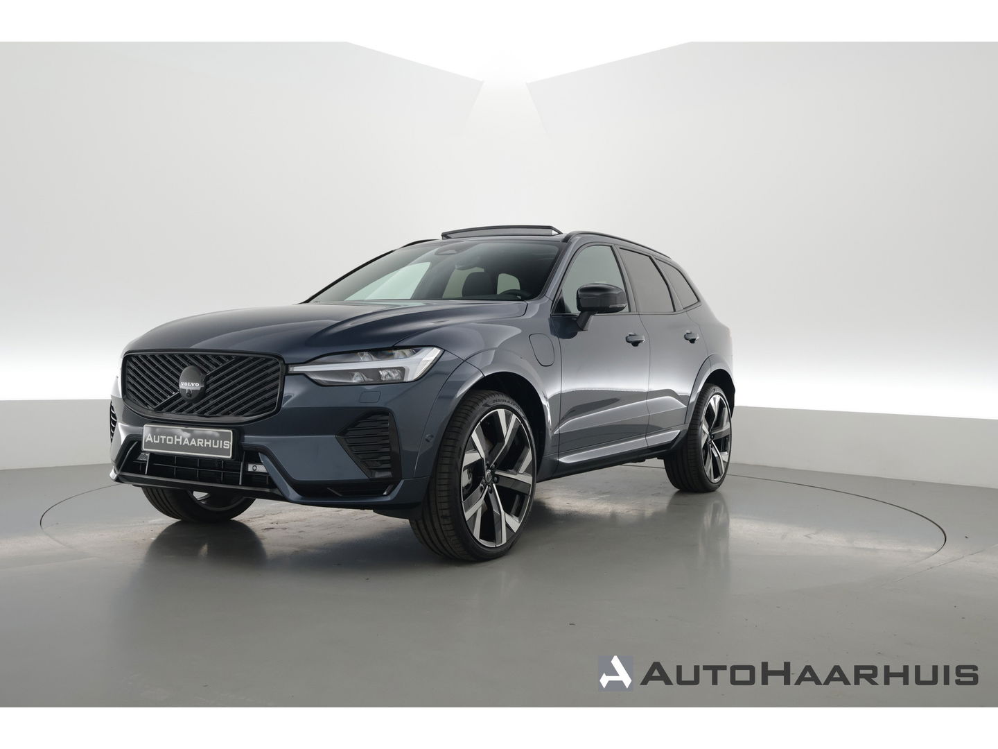 Volvo XC60 T8 Plug-in hybrid Ultra Black Edition | Luchtvering | Pano | HUD | Memory seats | Elek. Trekhaak | 22'' | 360cam | H&K Audio | 4x Stoelverw. |