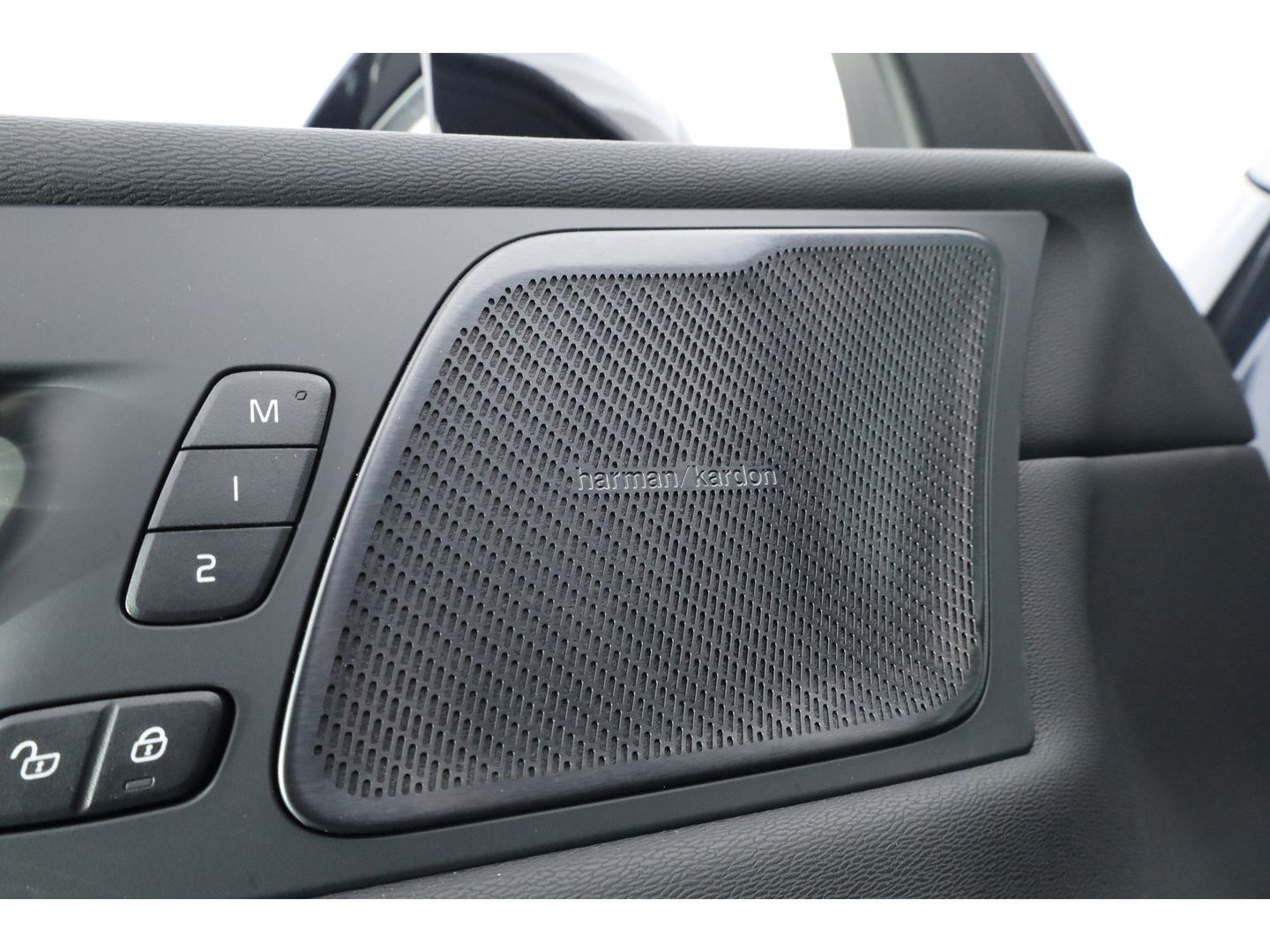 Volvo XC60 T8 Plug-in hybrid Ultra Black Edition | Luchtvering | Pano | HUD | Memory seats | Elek. Trekhaak | 22'' | 360cam | H&K Audio | 4x Stoelverw. |