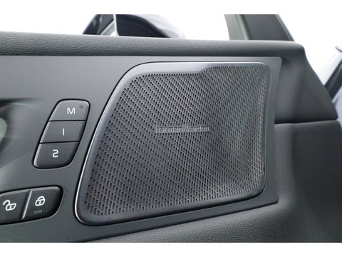 Volvo XC60 T8 Plug-in hybrid Ultra Black Edition | Luchtvering | Pano | HUD | Memory seats | Elek. Trekhaak | 22'' | 360cam | H&K Audio | 4x Stoelverw. |