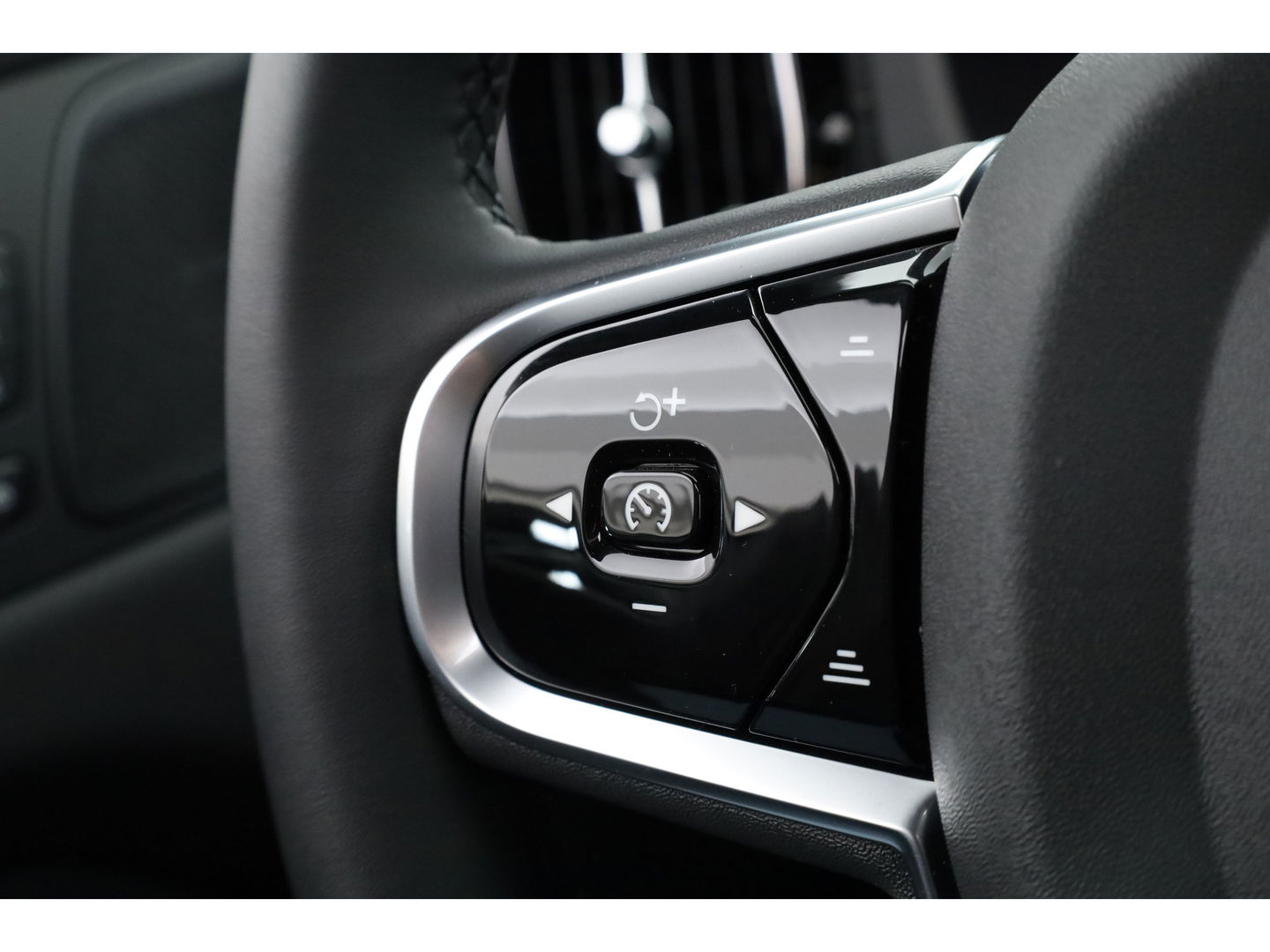 Volvo XC60 T8 Plug-in hybrid Ultra Black Edition | Luchtvering | Pano | HUD | Memory seats | Elek. Trekhaak | 22'' | 360cam | H&K Audio | 4x Stoelverw. |