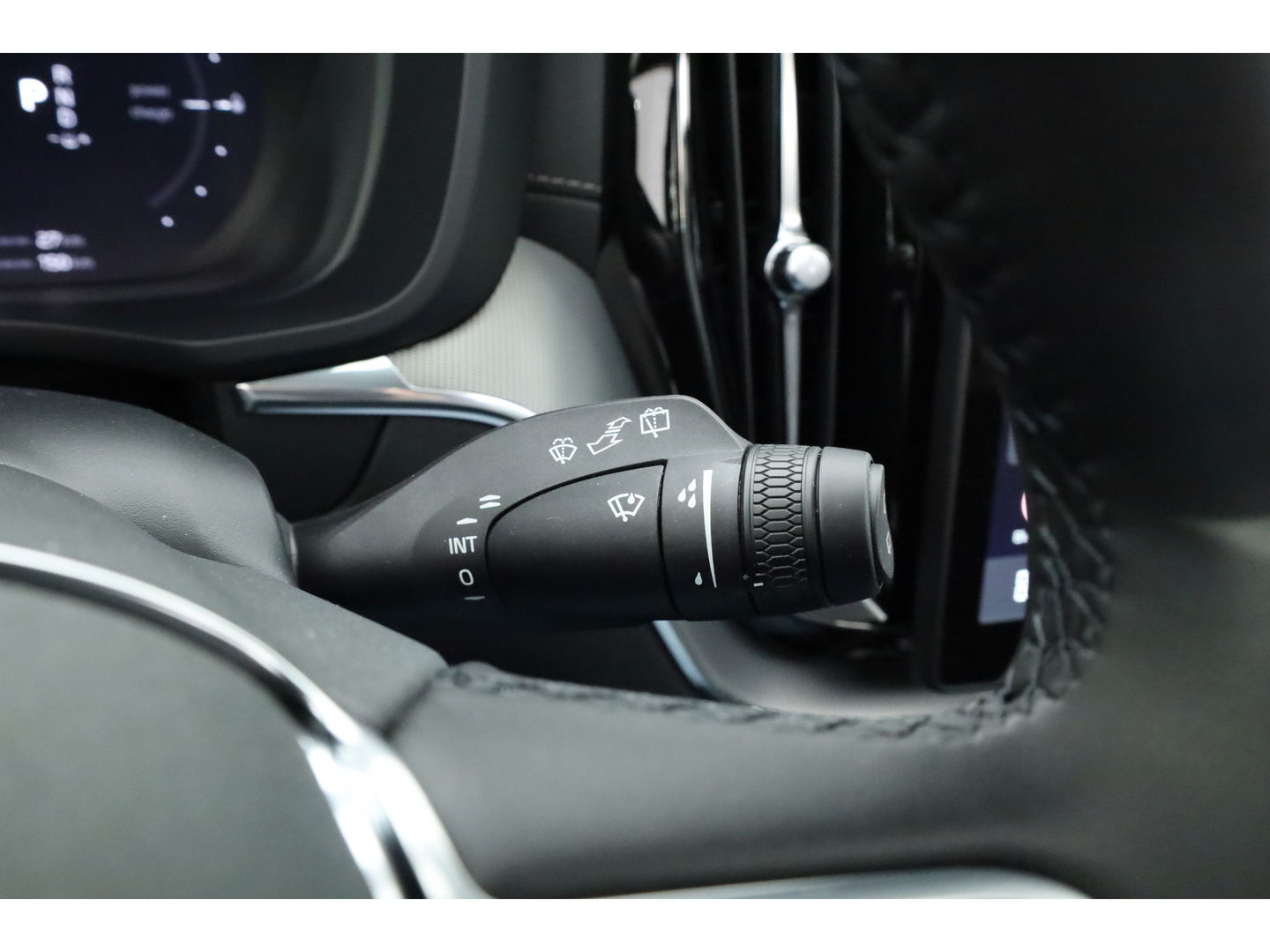 Volvo XC60 T8 Plug-in hybrid Ultra Black Edition | Luchtvering | Pano | HUD | Memory seats | Elek. Trekhaak | 22'' | 360cam | H&K Audio | 4x Stoelverw. |