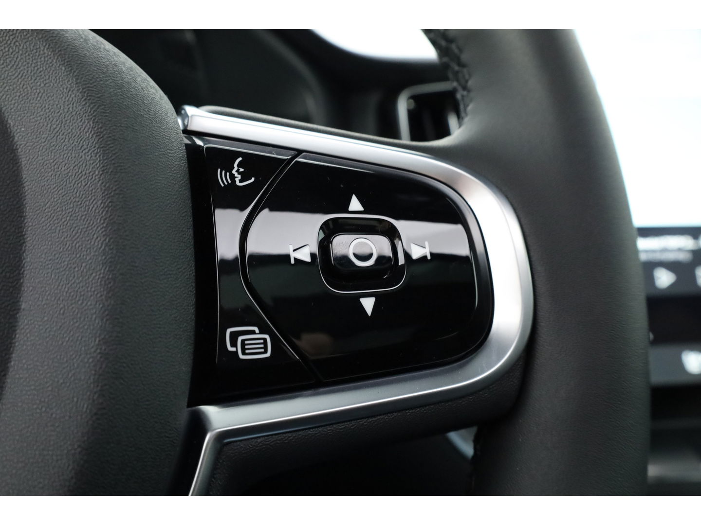 Volvo XC60 T8 Plug-in hybrid Ultra Black Edition | Luchtvering | Pano | HUD | Memory seats | Elek. Trekhaak | 22'' | 360cam | H&K Audio | 4x Stoelverw. |