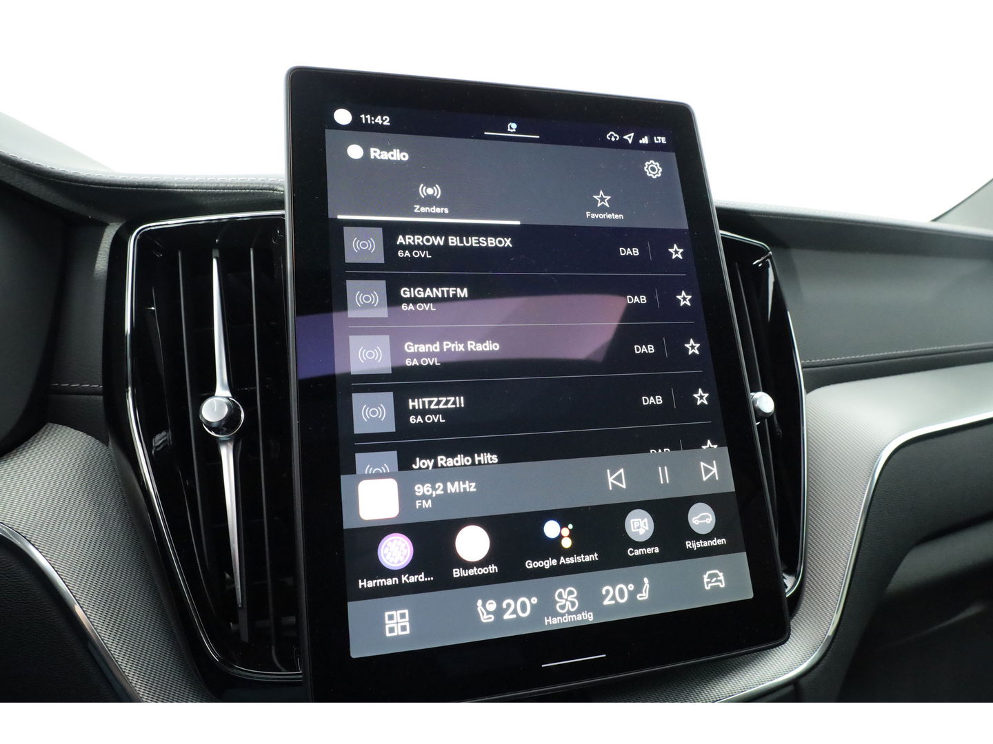 Volvo XC60 T8 Plug-in hybrid Ultra Black Edition | Luchtvering | Pano | HUD | Memory seats | Elek. Trekhaak | 22'' | 360cam | H&K Audio | 4x Stoelverw. |