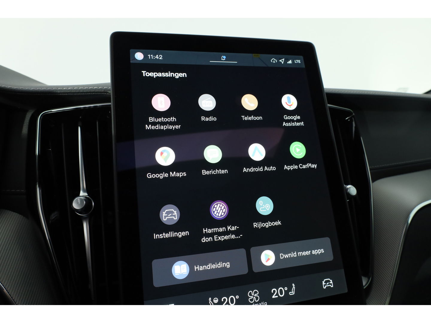 Volvo XC60 T8 Plug-in hybrid Ultra Black Edition | Luchtvering | Pano | HUD | Memory seats | Elek. Trekhaak | 22'' | 360cam | H&K Audio | 4x Stoelverw. |