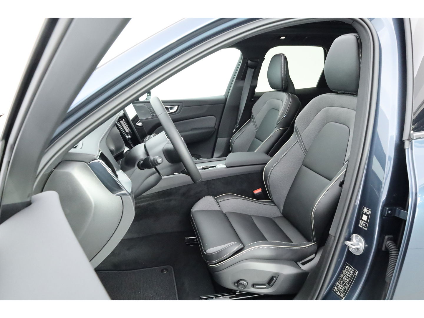 Volvo XC60 T8 Plug-in hybrid Ultra Black Edition | Luchtvering | Pano | HUD | Memory seats | Elek. Trekhaak | 22'' | 360cam | H&K Audio | 4x Stoelverw. |