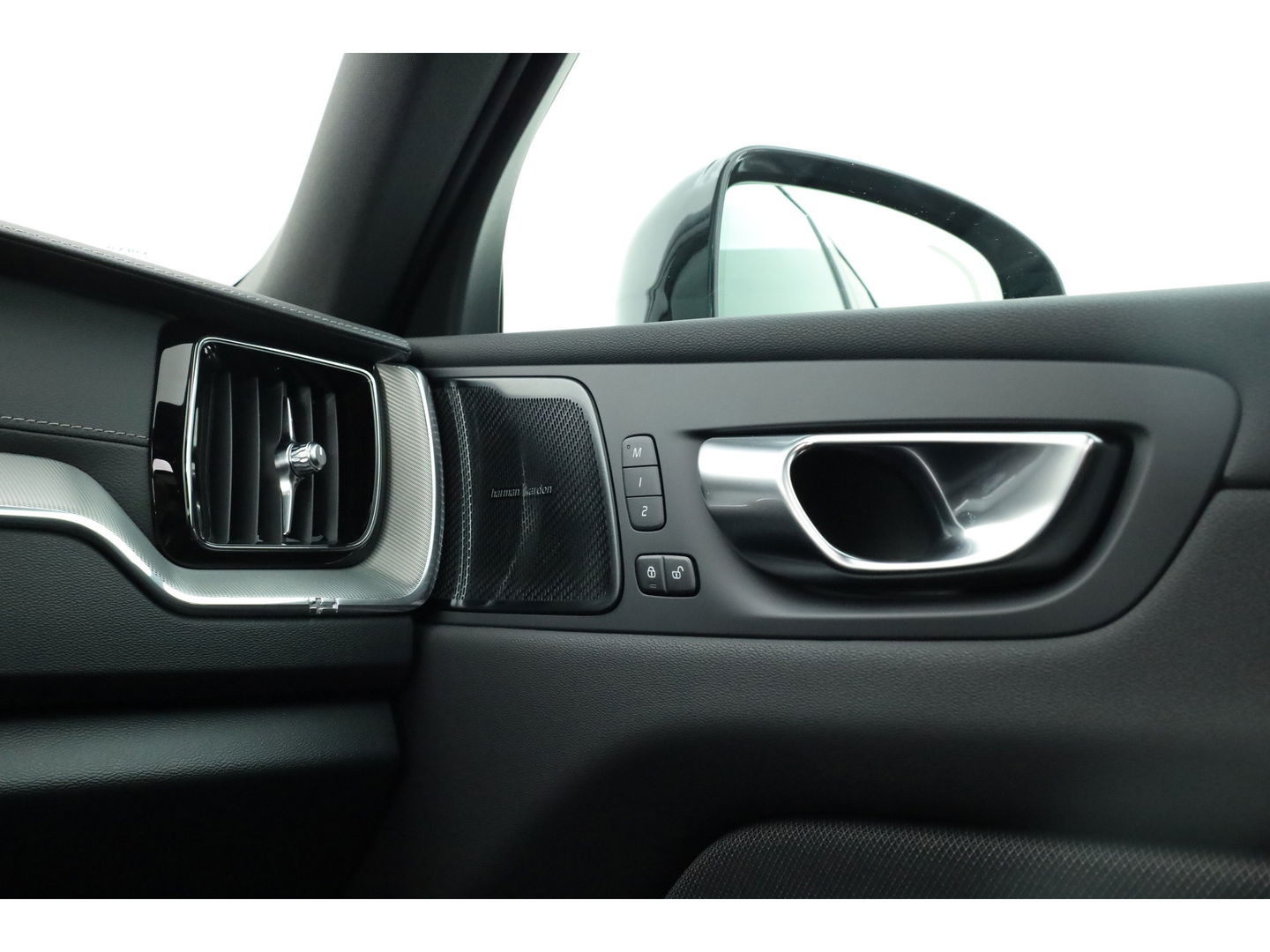 Volvo XC60 T8 Plug-in hybrid Ultra Black Edition | Luchtvering | Pano | HUD | Memory seats | Elek. Trekhaak | 22'' | 360cam | H&K Audio | 4x Stoelverw. |