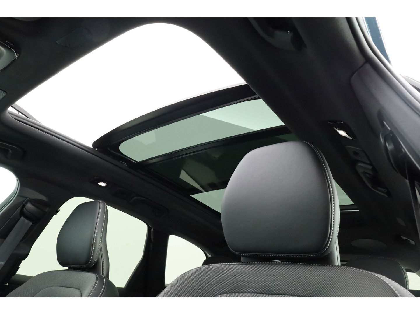 Volvo XC60 T8 Plug-in hybrid Ultra Black Edition | Luchtvering | Pano | HUD | Memory seats | Elek. Trekhaak | 22'' | 360cam | H&K Audio | 4x Stoelverw. |