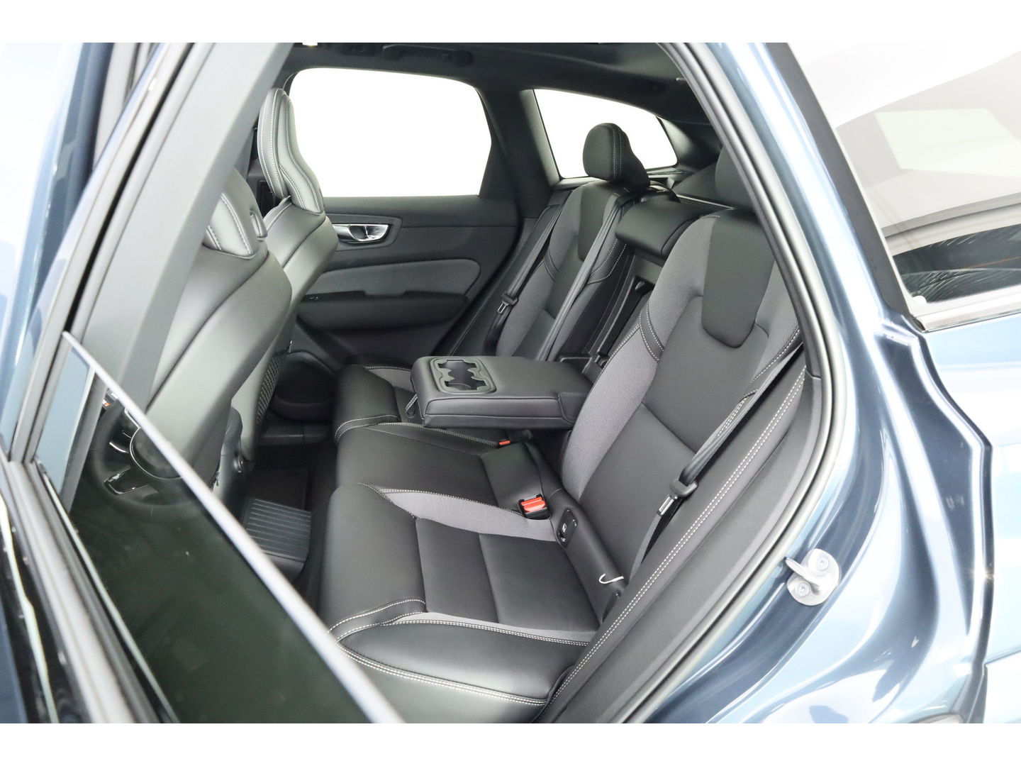 Volvo XC60 T8 Plug-in hybrid Ultra Black Edition | Luchtvering | Pano | HUD | Memory seats | Elek. Trekhaak | 22'' | 360cam | H&K Audio | 4x Stoelverw. |