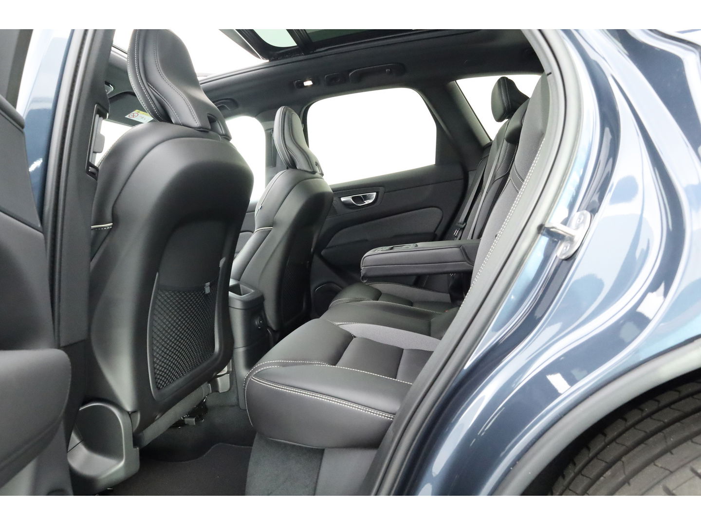 Volvo XC60 T8 Plug-in hybrid Ultra Black Edition | Luchtvering | Pano | HUD | Memory seats | Elek. Trekhaak | 22'' | 360cam | H&K Audio | 4x Stoelverw. |