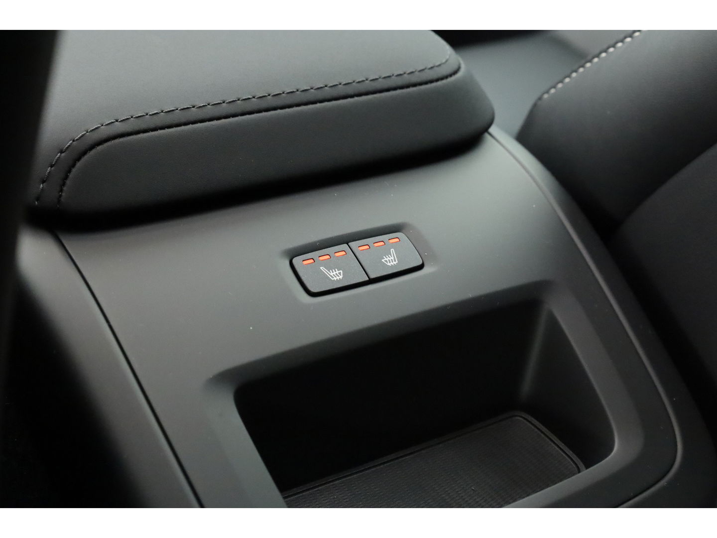 Volvo XC60 T8 Plug-in hybrid Ultra Black Edition | Luchtvering | Pano | HUD | Memory seats | Elek. Trekhaak | 22'' | 360cam | H&K Audio | 4x Stoelverw. |