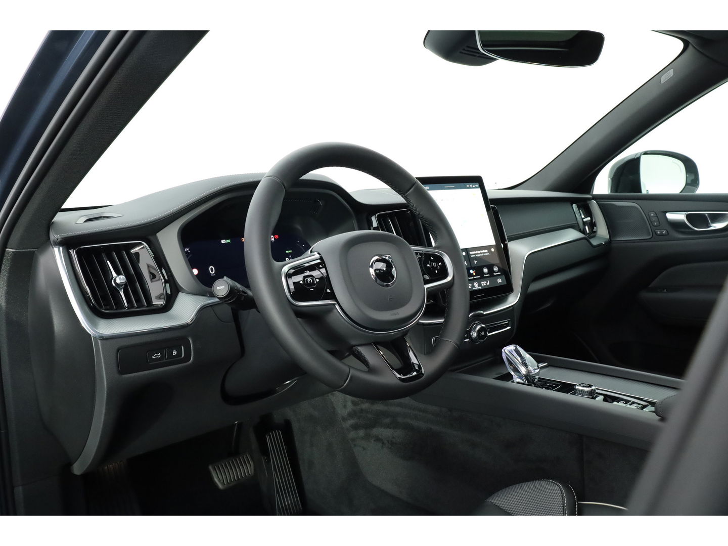 Volvo XC60 T8 Plug-in hybrid Ultra Black Edition | Luchtvering | Pano | HUD | Memory seats | Elek. Trekhaak | 22'' | 360cam | H&K Audio | 4x Stoelverw. |