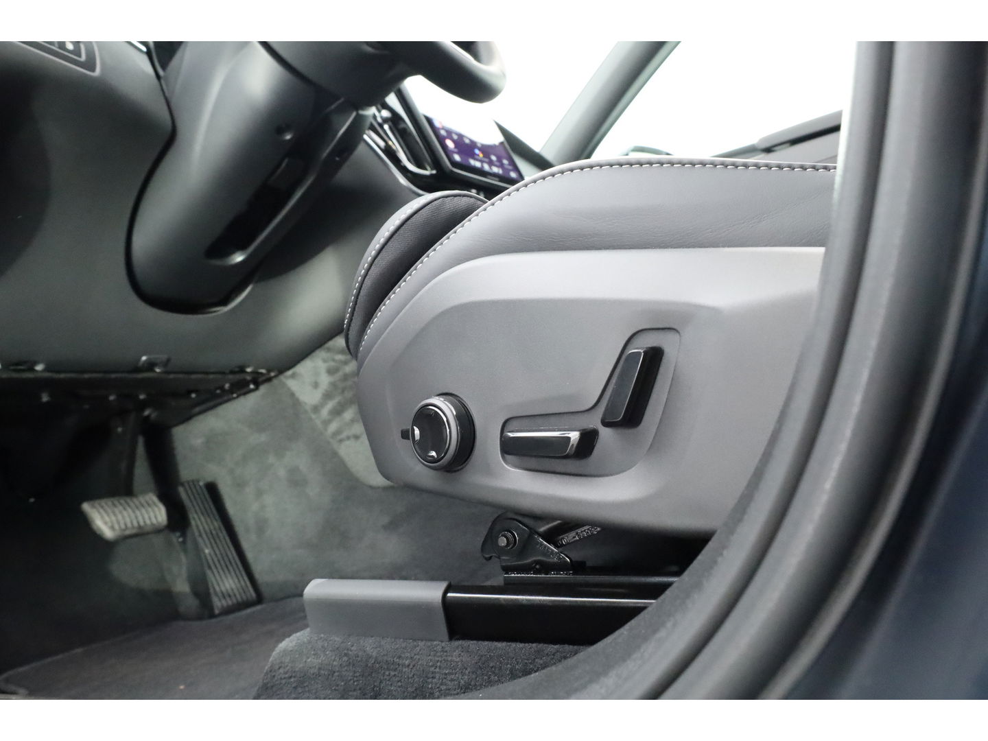 Volvo XC60 T8 Plug-in hybrid Ultra Black Edition | Luchtvering | Pano | HUD | Memory seats | Elek. Trekhaak | 22'' | 360cam | H&K Audio | 4x Stoelverw. |