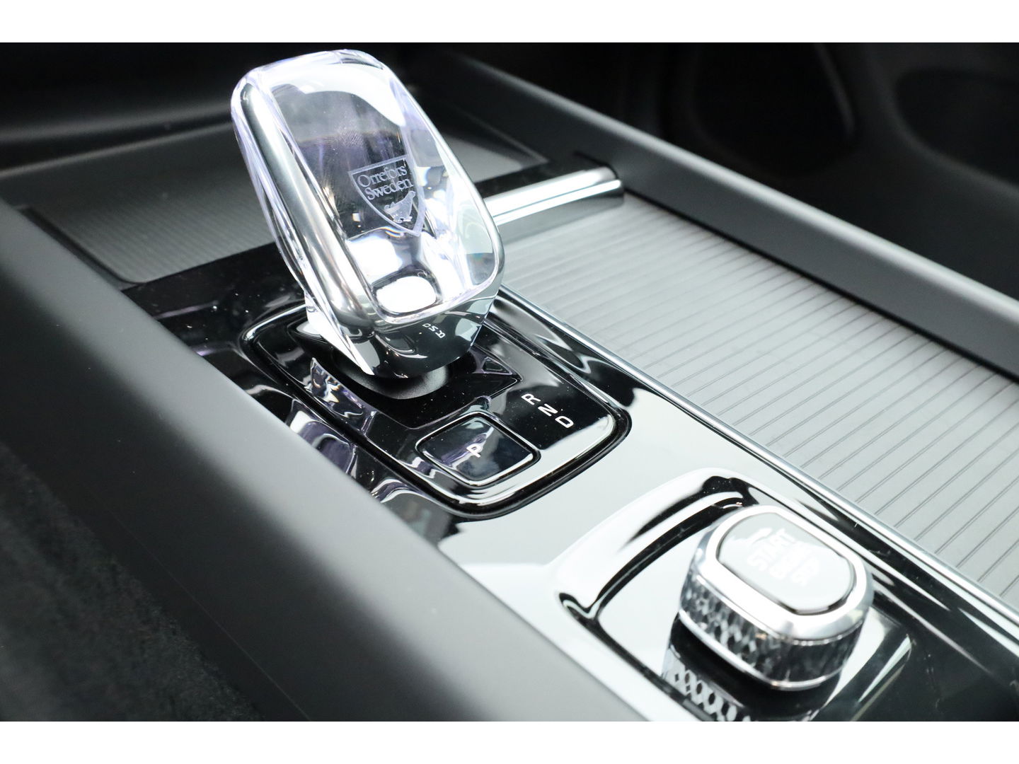 Volvo XC60 T8 Plug-in hybrid Ultra Black Edition | Luchtvering | Pano | HUD | Memory seats | Elek. Trekhaak | 22'' | 360cam | H&K Audio | 4x Stoelverw. |