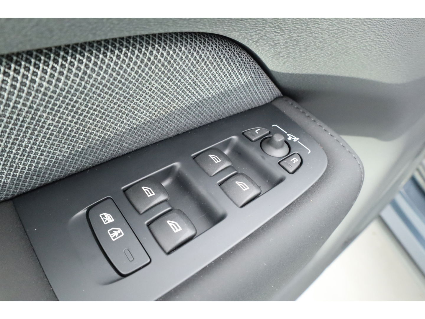 Volvo XC60 T8 Plug-in hybrid Ultra Black Edition | Luchtvering | Pano | HUD | Memory seats | Elek. Trekhaak | 22'' | 360cam | H&K Audio | 4x Stoelverw. |