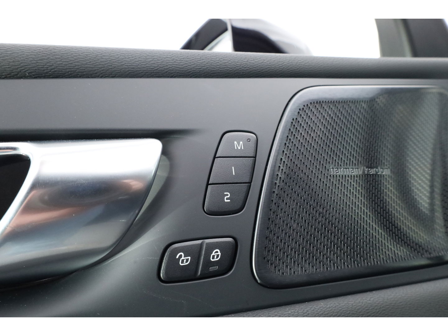 Volvo XC60 T8 Plug-in hybrid Ultra Black Edition | Luchtvering | Pano | HUD | Memory seats | Elek. Trekhaak | 22'' | 360cam | H&K Audio | 4x Stoelverw. |