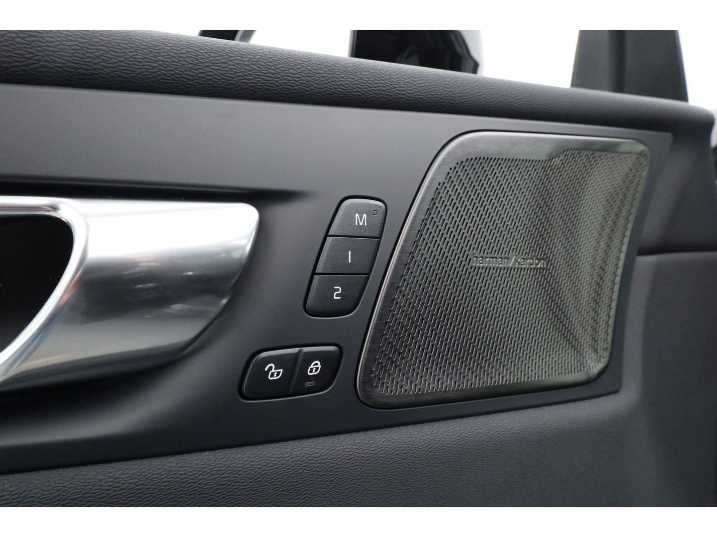 Volvo XC60 T8 Plug-in hybrid Plus Black Edition | Pano | Pilot Assist | 360cam | Stoel-Stuurverw. | Keyless | Harman Kardon | 21''