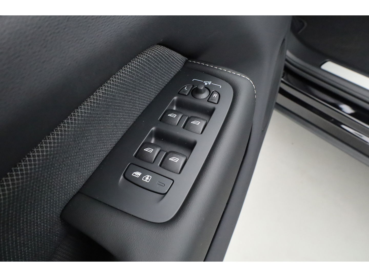 Volvo XC60 T8 Plug-in hybrid Plus Black Edition | Pano | Pilot Assist | 360cam | Stoel-Stuurverw. | Keyless | Harman Kardon | 21''