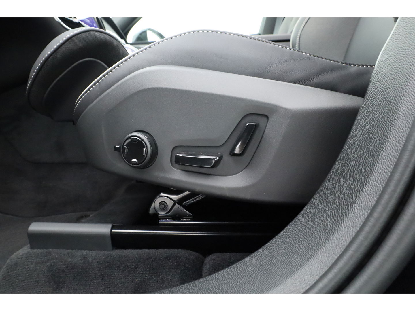 Volvo XC60 T8 Plug-in hybrid Plus Black Edition | Pano | Pilot Assist | 360cam | Stoel-Stuurverw. | Keyless | Harman Kardon | 21''