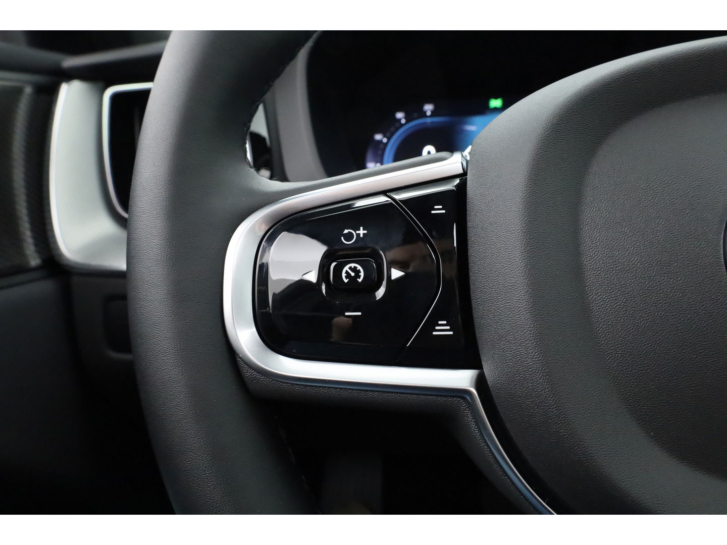 Volvo XC60 T8 Plug-in hybrid Plus Black Edition | Pano | Pilot Assist | 360cam | Stoel-Stuurverw. | Keyless | Harman Kardon | 21''