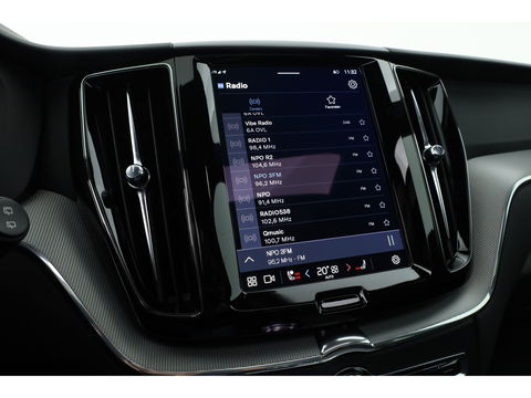 Volvo XC60 T8 Plug-in hybrid Plus Black Edition | Pano | Pilot Assist | 360cam | Stoel-Stuurverw. | Keyless | Harman Kardon | 21''