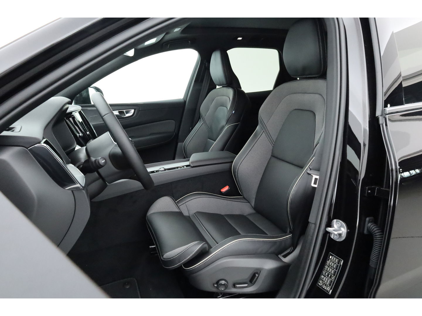 Volvo XC60 T8 Plug-in hybrid Plus Black Edition | Pano | Pilot Assist | 360cam | Stoel-Stuurverw. | Keyless | Harman Kardon | 21''