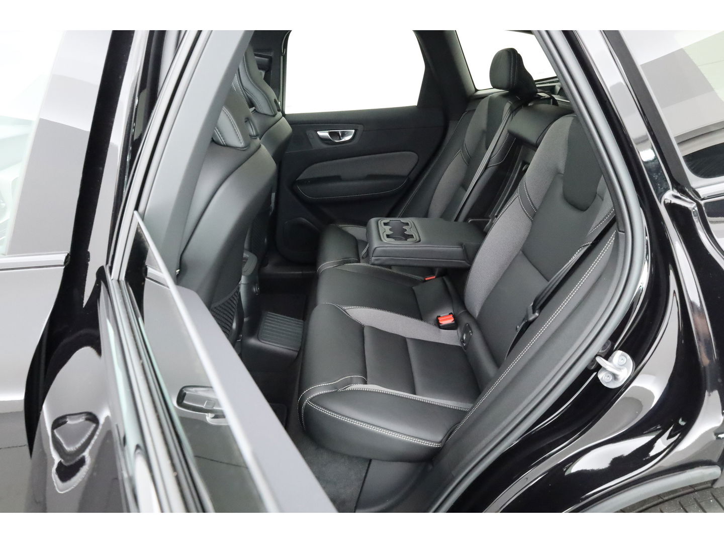 Volvo XC60 T8 Plug-in hybrid Plus Black Edition | Pano | Pilot Assist | 360cam | Stoel-Stuurverw. | Keyless | Harman Kardon | 21''