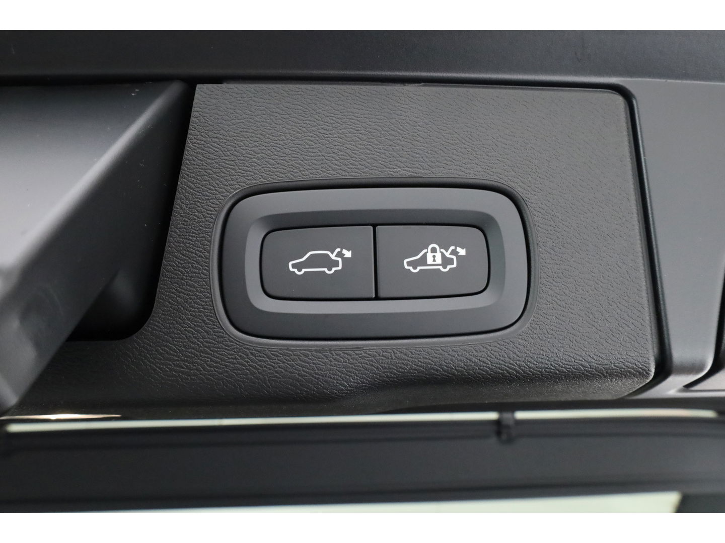 Volvo XC60 T8 Plug-in hybrid Plus Black Edition | Pano | Pilot Assist | 360cam | Stoel-Stuurverw. | Keyless | Harman Kardon | 21''