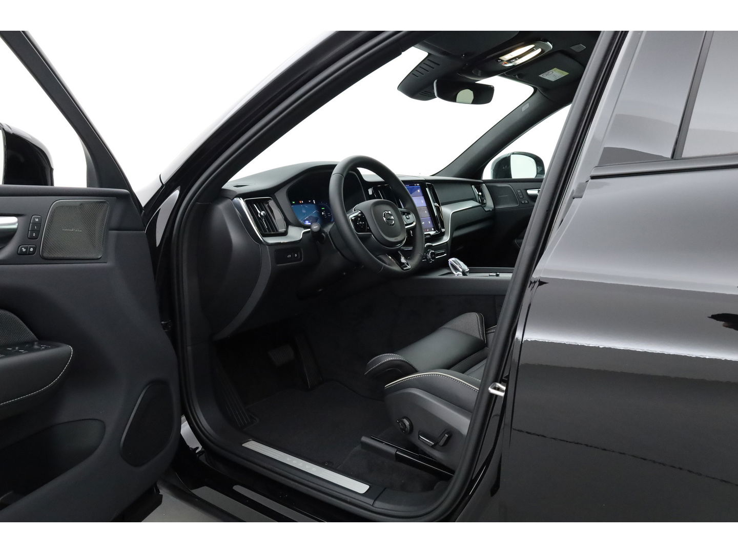 Volvo XC60 T8 Plug-in hybrid Plus Black Edition | Pano | Pilot Assist | 360cam | Stoel-Stuurverw. | Keyless | Harman Kardon | 21''