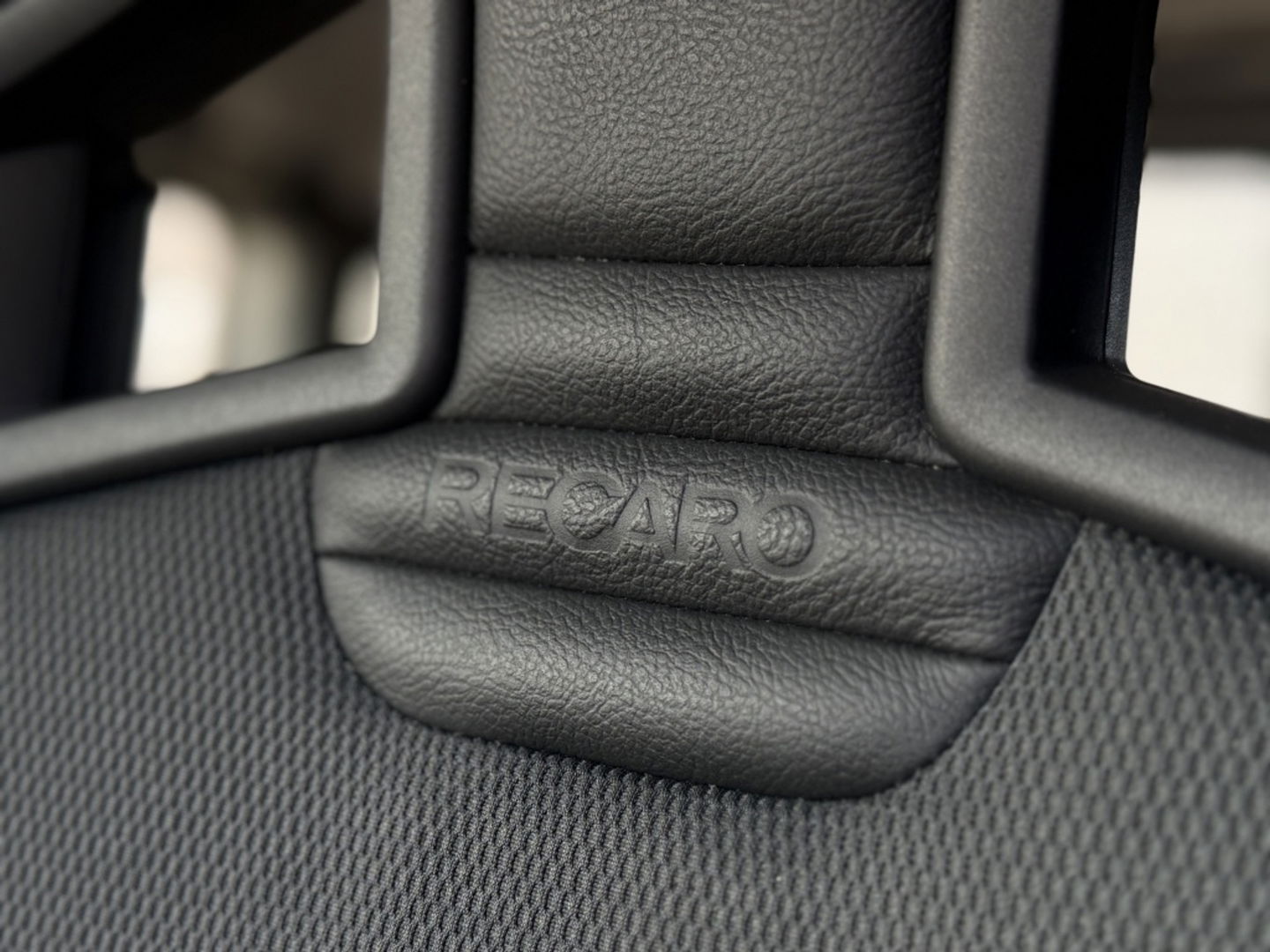 Land Rover Defender 2.4 TD4 HT 90" SE / Recaro / grijs kenteken / LED / *NAP*