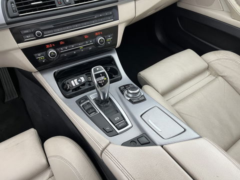 BMW 5 Serie Touring 520d M-Sportpack High Executive Aut. *PANO | LEATHER | XENON | HEATED-SPORTSEATS | HIFI-SOUND | NAVI-FULLMAP | PRIVACYGLASS | SHIFTPADDLES | HEAD-UP | 18''ALU*