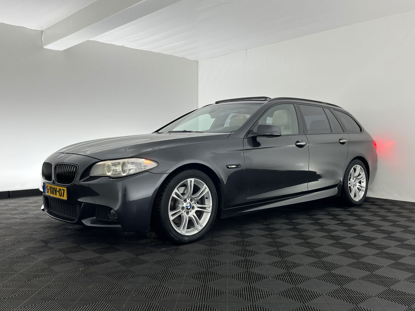 BMW 5 Serie Touring 520d M-Sportpack High Executive Aut. *PANO | LEATHER | XENON | HEATED-SPORTSEATS | HIFI-SOUND | NAVI-FULLMAP | PRIVACYGLASS | SHIFTPADDLES | HEAD-UP | 18''ALU*