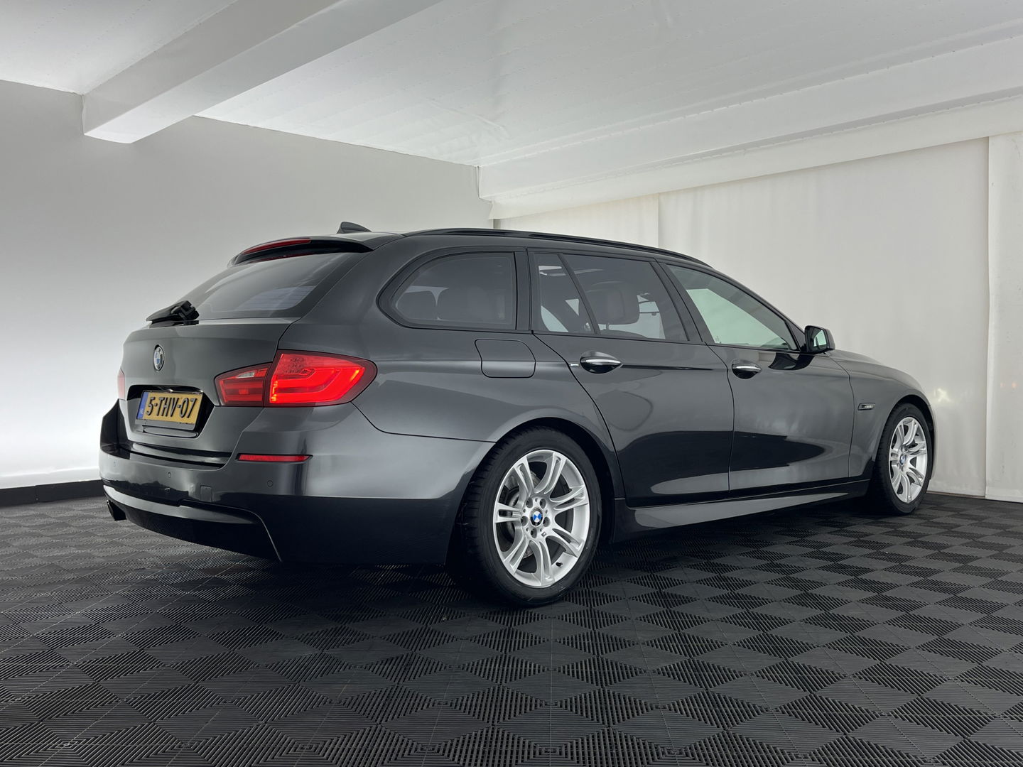 BMW 5 Serie Touring 520d M-Sportpack High Executive Aut. *PANO | LEATHER | XENON | HEATED-SPORTSEATS | HIFI-SOUND | NAVI-FULLMAP | PRIVACYGLASS | SHIFTPADDLES | HEAD-UP | 18''ALU*