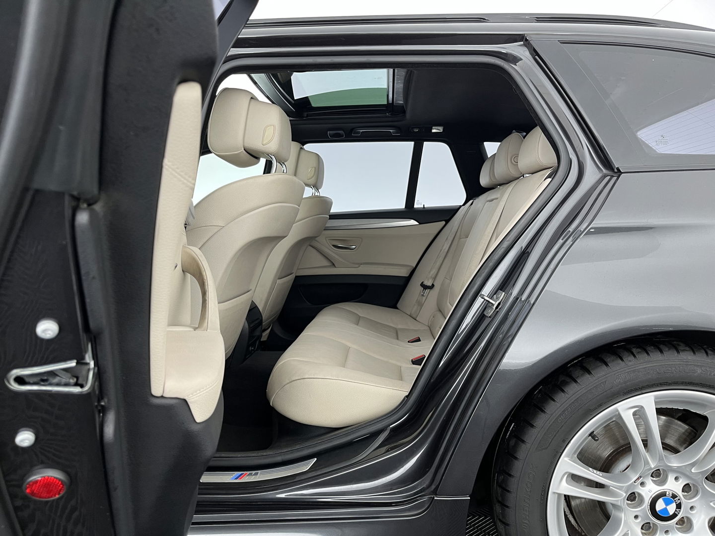 BMW 5 Serie Touring 520d M-Sportpack High Executive Aut. *PANO | LEATHER | XENON | HEATED-SPORTSEATS | HIFI-SOUND | NAVI-FULLMAP | PRIVACYGLASS | SHIFTPADDLES | HEAD-UP | 18''ALU*