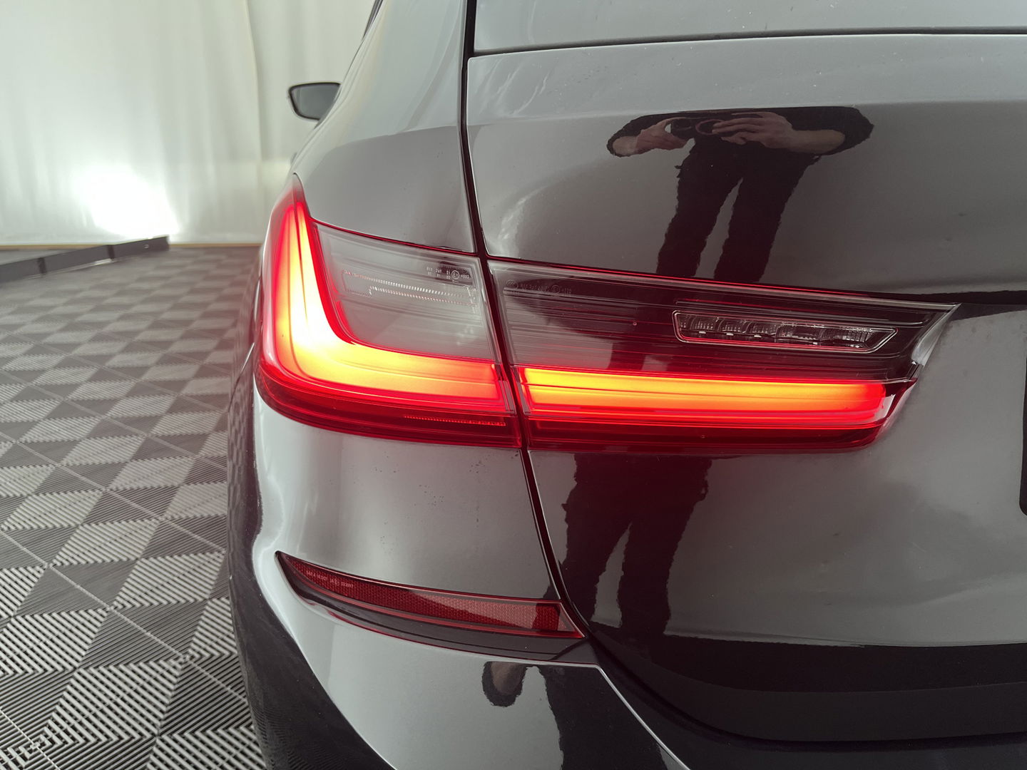 BMW 3 Serie Touring 330e eDrive M-Sportpack Edition (Plug-In) (INCL-BTW) *PANO | LEATHER | HEAD-UP | ADAPTIVE-CRUISE | FULL-LED | KEYLESS | DIGI-COCKPIT | HEATED-SPORTSEATS | CAMERA | HIFI-SOUND | PRIVACYGLASS | DAB+ | SHIFTPADDLES | NAVI-FULLMAP | 19"A