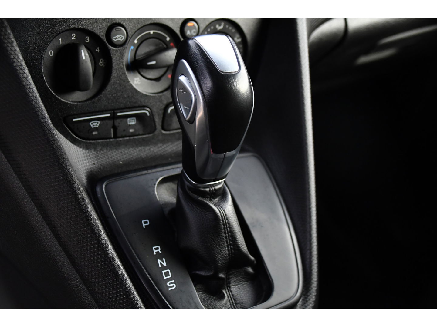 Ford Transit Connect 1.5 TDCI L1 PB Edition Cruise, 120pk, sensoren, Stoelverwarming, Trekhaak, Automaat, 3 zits, Airco, Uniek!