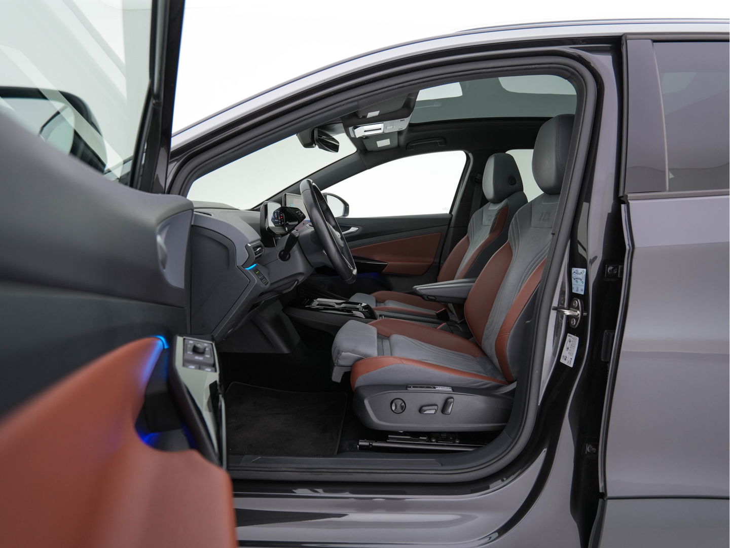 Volkswagen ID.4 First Max 77 kWh [ 3-Fase ] {SOH-81%} (INCL.BTW) Aut. *PANO | HEAD-UP | LEATHER-FABRIC | FULL-LED | MEMORY-PACK | TOP-VIEW | BLIND-SPOT | HEATED-SPORTSEATS | DIGI-COCKPIT | DAB+ | 19''ALU*