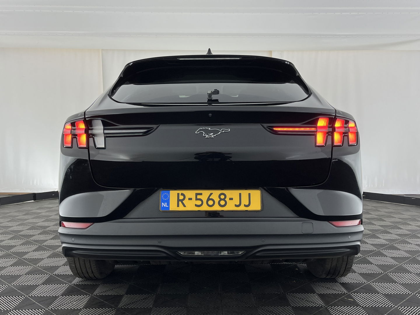 Ford Mustang Mach-E RWD 75 kWh [ 3-Fase-11kW ] {SOH-83%} (INCL-BTW)  Aut. *LEATHER | FULL-LED | DAB | DIGI-COCKPIT | KEYLESS | NAVI-FULLMAP | CARPLAY | HEATED-COMFORTSEATS | TOPVIEW | ADAPTIVE-CRUISE | PRIVACY-GLASS | 18'' ALU*