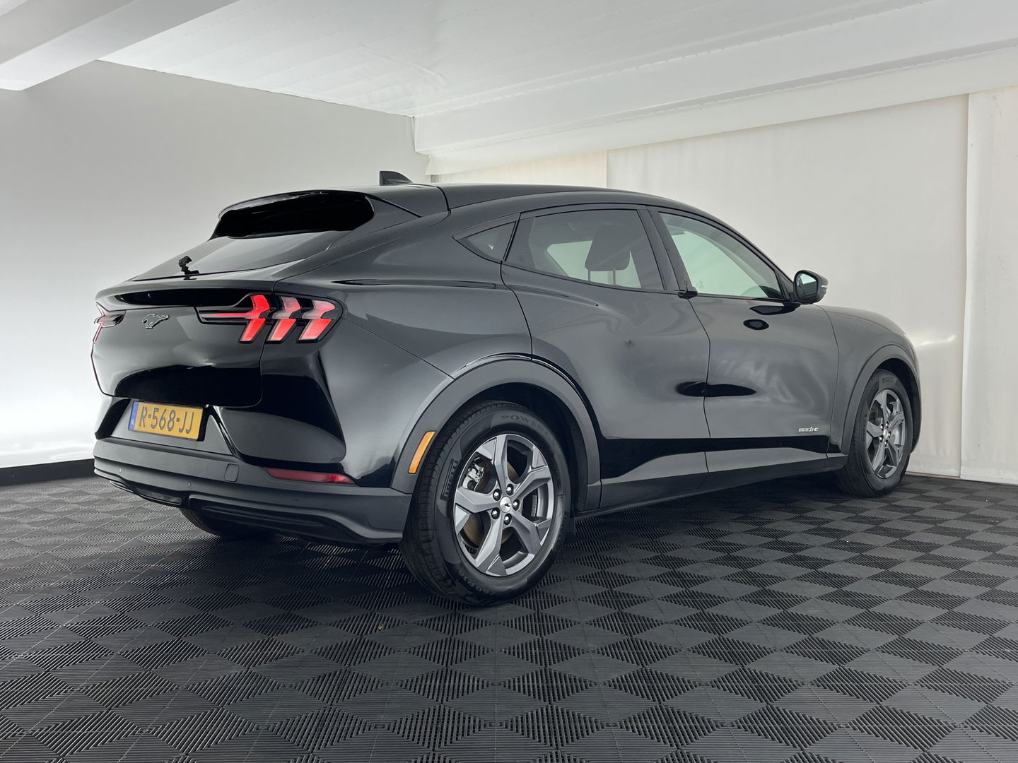 Ford Mustang Mach-E RWD 75 kWh [ 3-Fase-11kW ] {SOH-83%} (INCL-BTW)  Aut. *LEATHER | FULL-LED | DAB | DIGI-COCKPIT | KEYLESS | NAVI-FULLMAP | CARPLAY | HEATED-COMFORTSEATS | TOPVIEW | ADAPTIVE-CRUISE | PRIVACY-GLASS | 18'' ALU*