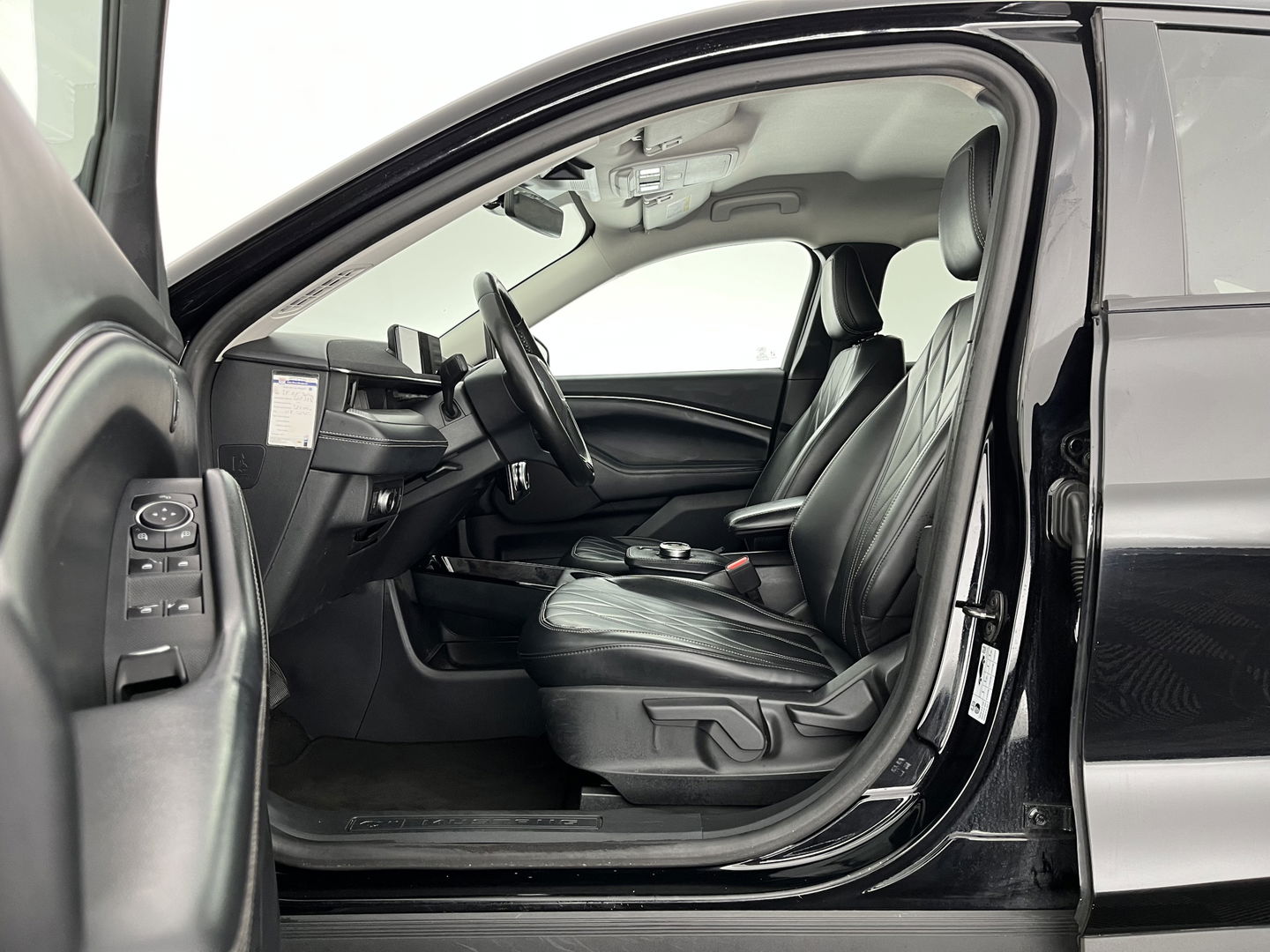 Ford Mustang Mach-E RWD 75 kWh [ 3-Fase-11kW ] {SOH-83%} (INCL-BTW)  Aut. *LEATHER | FULL-LED | DAB | DIGI-COCKPIT | KEYLESS | NAVI-FULLMAP | CARPLAY | HEATED-COMFORTSEATS | TOPVIEW | ADAPTIVE-CRUISE | PRIVACY-GLASS | 18'' ALU*