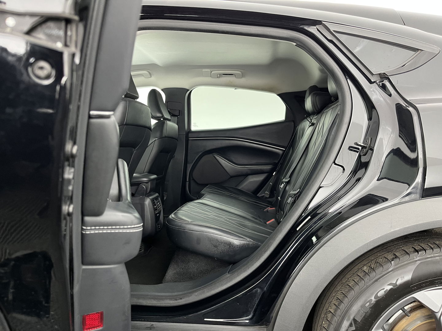 Ford Mustang Mach-E RWD 75 kWh [ 3-Fase-11kW ] {SOH-83%} (INCL-BTW)  Aut. *LEATHER | FULL-LED | DAB | DIGI-COCKPIT | KEYLESS | NAVI-FULLMAP | CARPLAY | HEATED-COMFORTSEATS | TOPVIEW | ADAPTIVE-CRUISE | PRIVACY-GLASS | 18'' ALU*