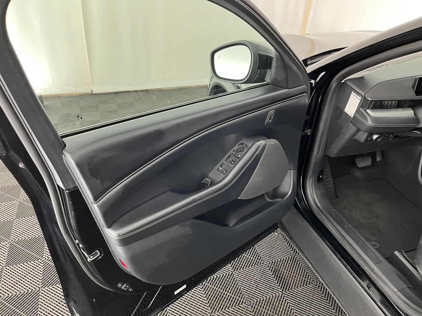 Ford Mustang Mach-E RWD 75 kWh [ 3-Fase-11kW ] {SOH-83%} (INCL-BTW)  Aut. *LEATHER | FULL-LED | DAB | DIGI-COCKPIT | KEYLESS | NAVI-FULLMAP | CARPLAY | HEATED-COMFORTSEATS | TOPVIEW | ADAPTIVE-CRUISE | PRIVACY-GLASS | 18'' ALU*