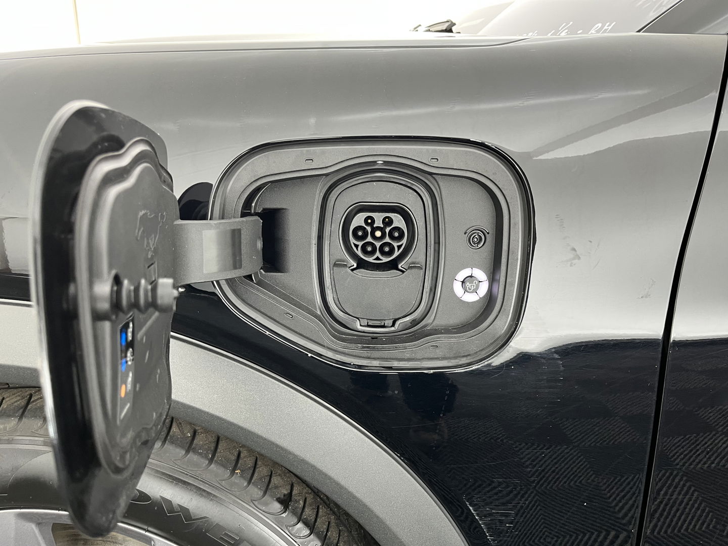 Ford Mustang Mach-E RWD 75 kWh [ 3-Fase-11kW ] {SOH-83%} (INCL-BTW)  Aut. *LEATHER | FULL-LED | DAB | DIGI-COCKPIT | KEYLESS | NAVI-FULLMAP | CARPLAY | HEATED-COMFORTSEATS | TOPVIEW | ADAPTIVE-CRUISE | PRIVACY-GLASS | 18'' ALU*