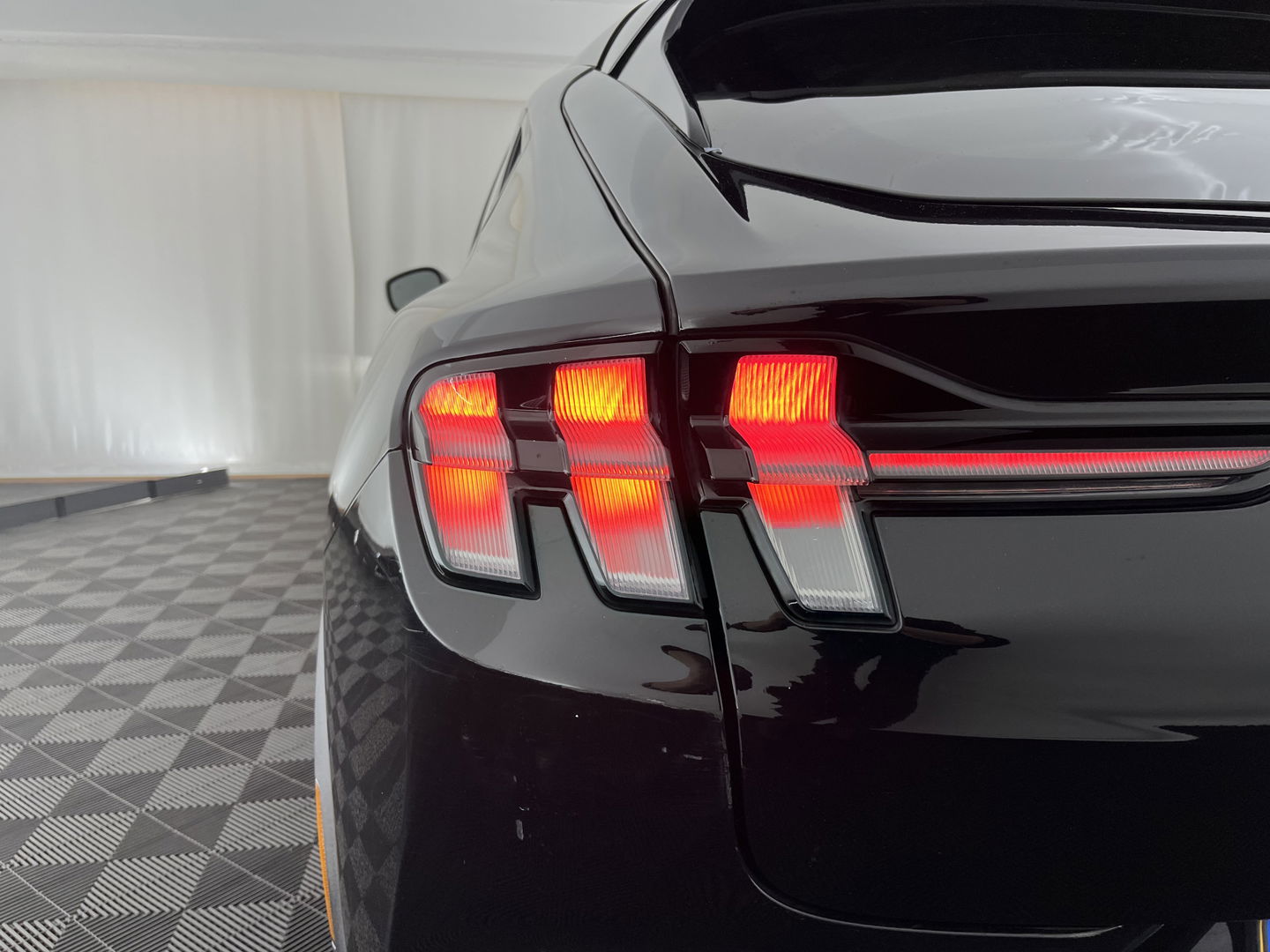 Ford Mustang Mach-E RWD 75 kWh [ 3-Fase-11kW ] {SOH-83%} (INCL-BTW)  Aut. *LEATHER | FULL-LED | DAB | DIGI-COCKPIT | KEYLESS | NAVI-FULLMAP | CARPLAY | HEATED-COMFORTSEATS | TOPVIEW | ADAPTIVE-CRUISE | PRIVACY-GLASS | 18'' ALU*