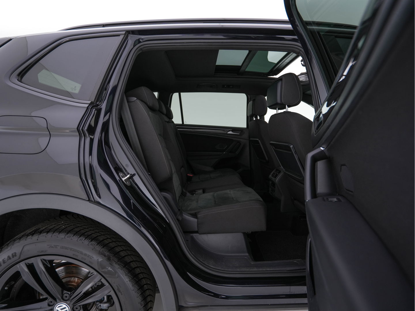 Volkswagen Tiguan Allspace 1.5 TSI R-Line Highline Business [ 7-Pers. ] Aut. *PANO | ARTVELOURS | FULL-LED | DIGI-COCKPIT | KEYLESS | ADAPTIVE-CRUISE | CAMERA | SHIFTPADDLES | CARPLAY | DAB+ | HEATED-COMFORTSEATS | NAVI-FULLMAP | PRIVACYGLASS | 19''ALU*