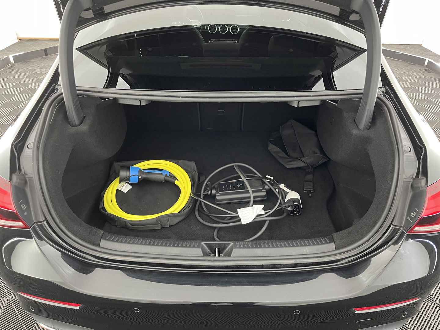 Mercedes-Benz A-Klasse 250 e Business Solution AMG Limited (INCL.BTW) *PANO | LEATHER-MICROFIBRE | FULL-LED | AMBIENTLIGHT | HEATED-SPORTSEATS | WIDESCREEN-DIGICOCKPIT | DAB+ | NAVI-FULLMAP | CAMERA | PRIVACYGLASS |  18''ALU*