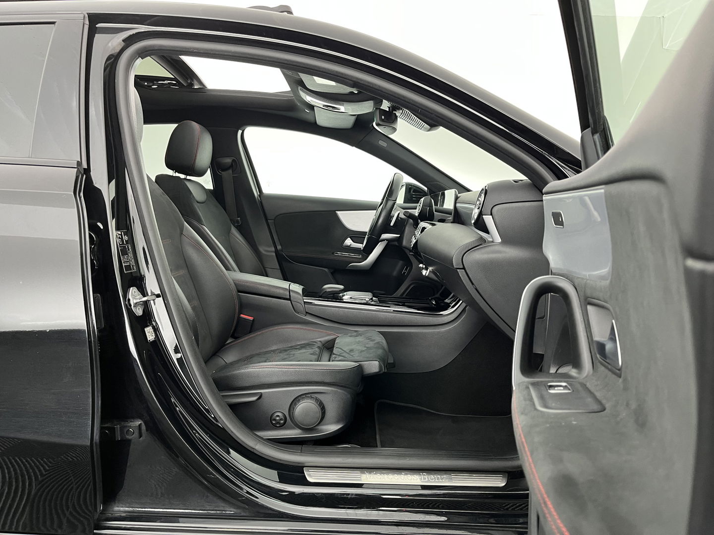 Mercedes-Benz A-Klasse 250 e Business Solution AMG Limited (INCL.BTW) *PANO | LEATHER-MICROFIBRE | FULL-LED | AMBIENTLIGHT | HEATED-SPORTSEATS | WIDESCREEN-DIGICOCKPIT | DAB+ | NAVI-FULLMAP | CAMERA | PRIVACYGLASS |  18''ALU*