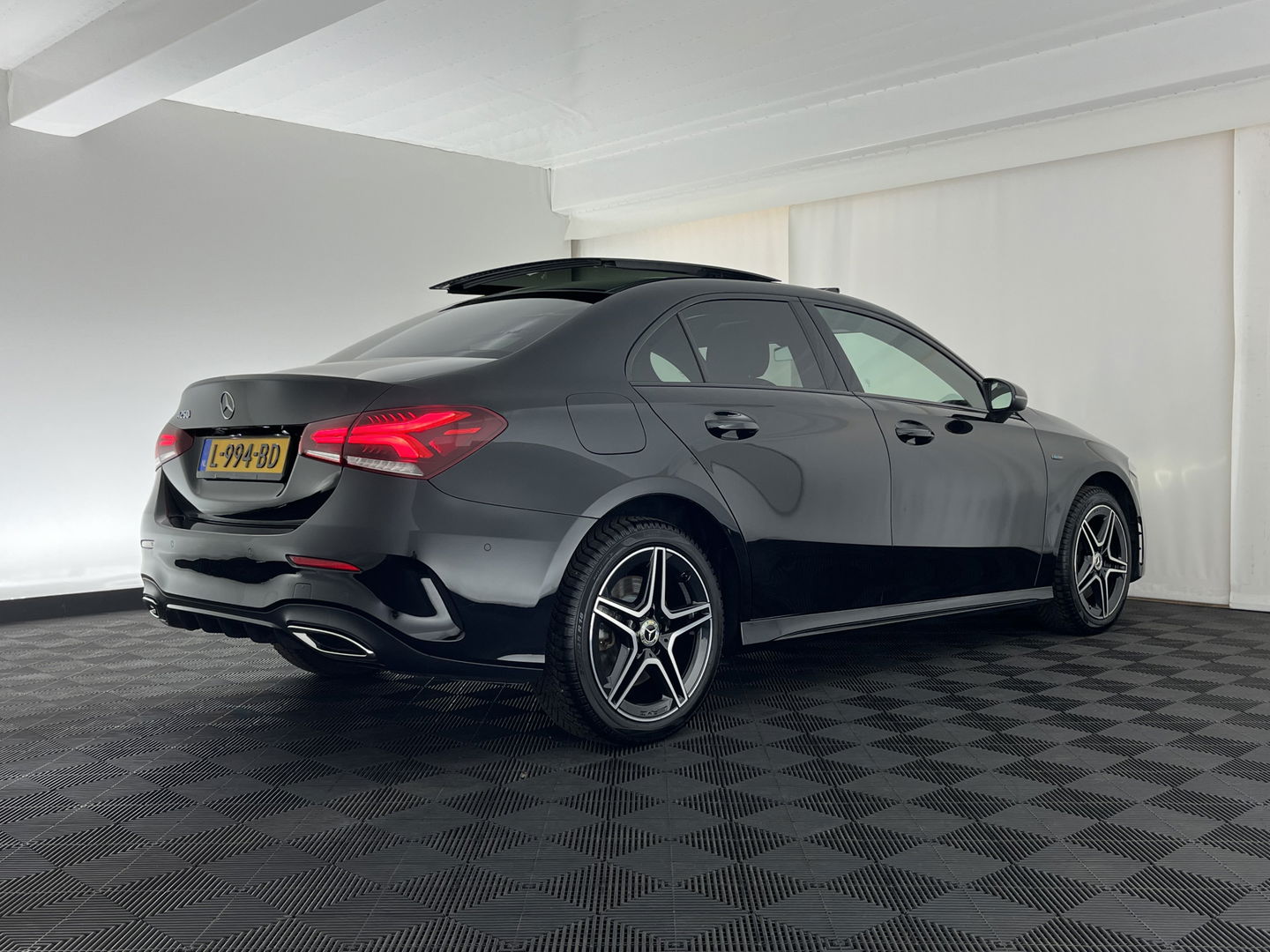 Mercedes-Benz A-Klasse 250 e Business Solution AMG Limited (INCL.BTW) *PANO | LEATHER-MICROFIBRE | FULL-LED | AMBIENTLIGHT | HEATED-SPORTSEATS | WIDESCREEN-DIGICOCKPIT | DAB+ | NAVI-FULLMAP | CAMERA | PRIVACYGLASS |  18''ALU*