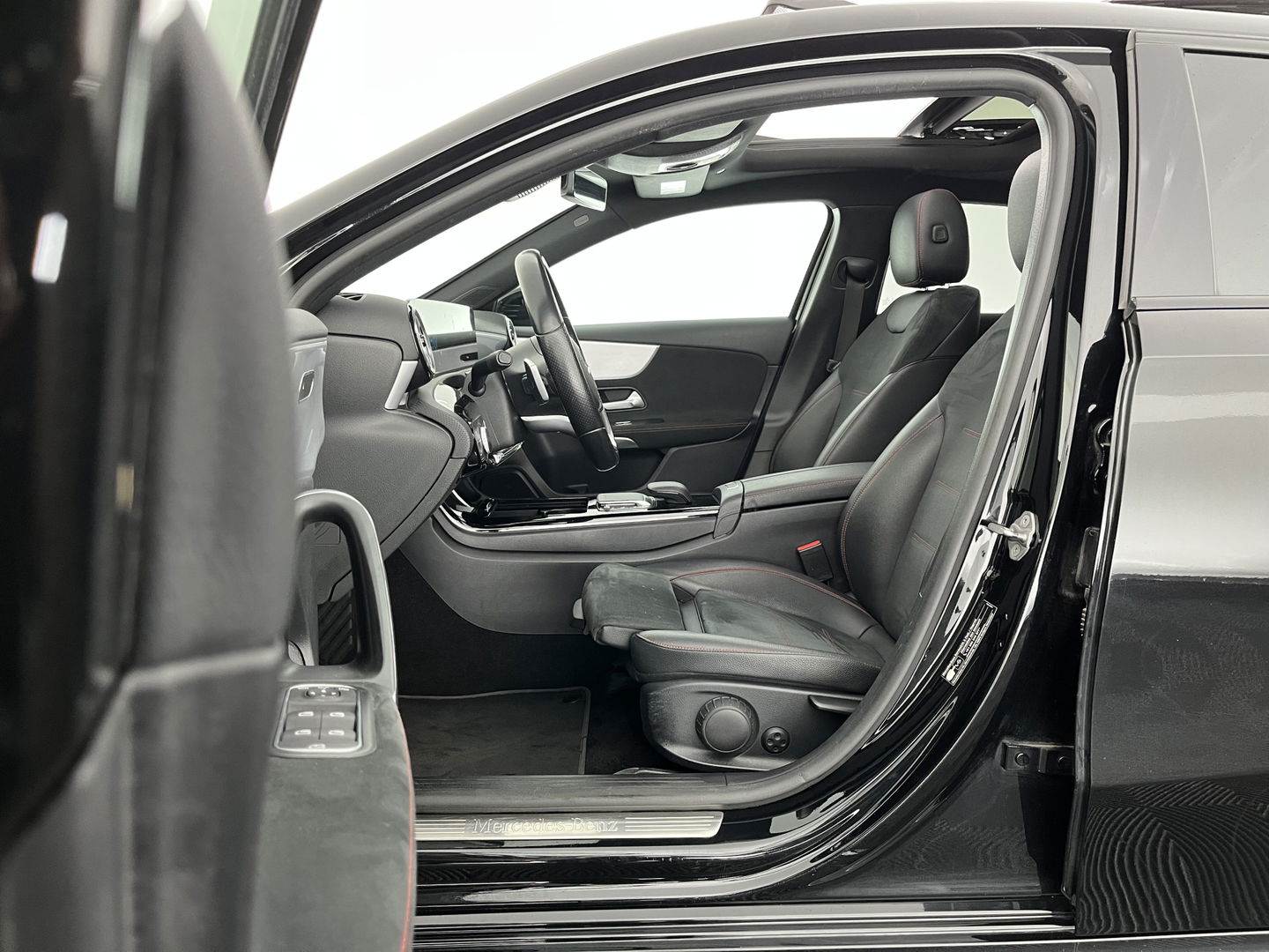 Mercedes-Benz A-Klasse 250 e Business Solution AMG Limited (INCL.BTW) *PANO | LEATHER-MICROFIBRE | FULL-LED | AMBIENTLIGHT | HEATED-SPORTSEATS | WIDESCREEN-DIGICOCKPIT | DAB+ | NAVI-FULLMAP | CAMERA | PRIVACYGLASS |  18''ALU*