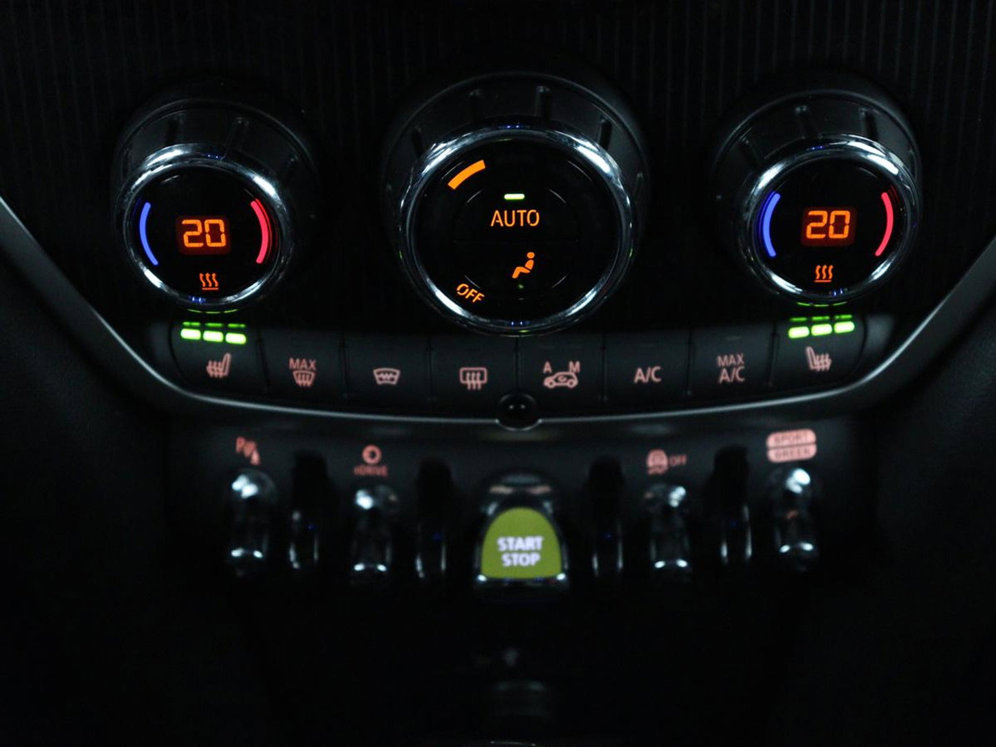 MINI Countryman 1.5 Cooper S E ALL4 Chili | Panoramadak | Leder | Head-Up | Harman/Kardon | Stoelverwarming | Adaptive cruise | Camera | Carplay | Navigatie | Climate control | PHEV | Plug In