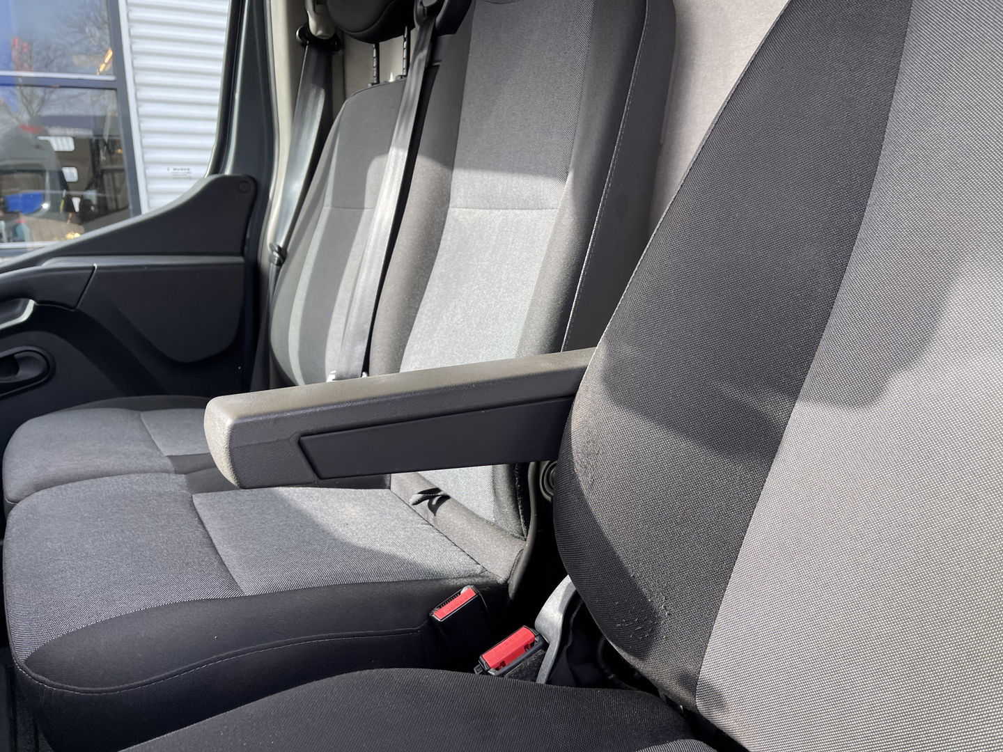 Renault Master T35 2.3 dCi 150pk L3H3 Energy Comfort / vaste prijs rijklaar € 21.950 ex btw / lease vanaf € 358 / ideaal voor camper ombouw / omvormer / standkachel / trekhaak